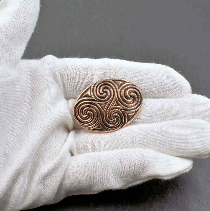 Keltische Brosche mit Spiralmuster aus Bronze von Belanas Schatzkiste auf Hand